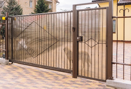 Купить ворота из профлиста с элементами ковки, с металлическими столбами в рамке или под дерево в Сасово от 156555 руб